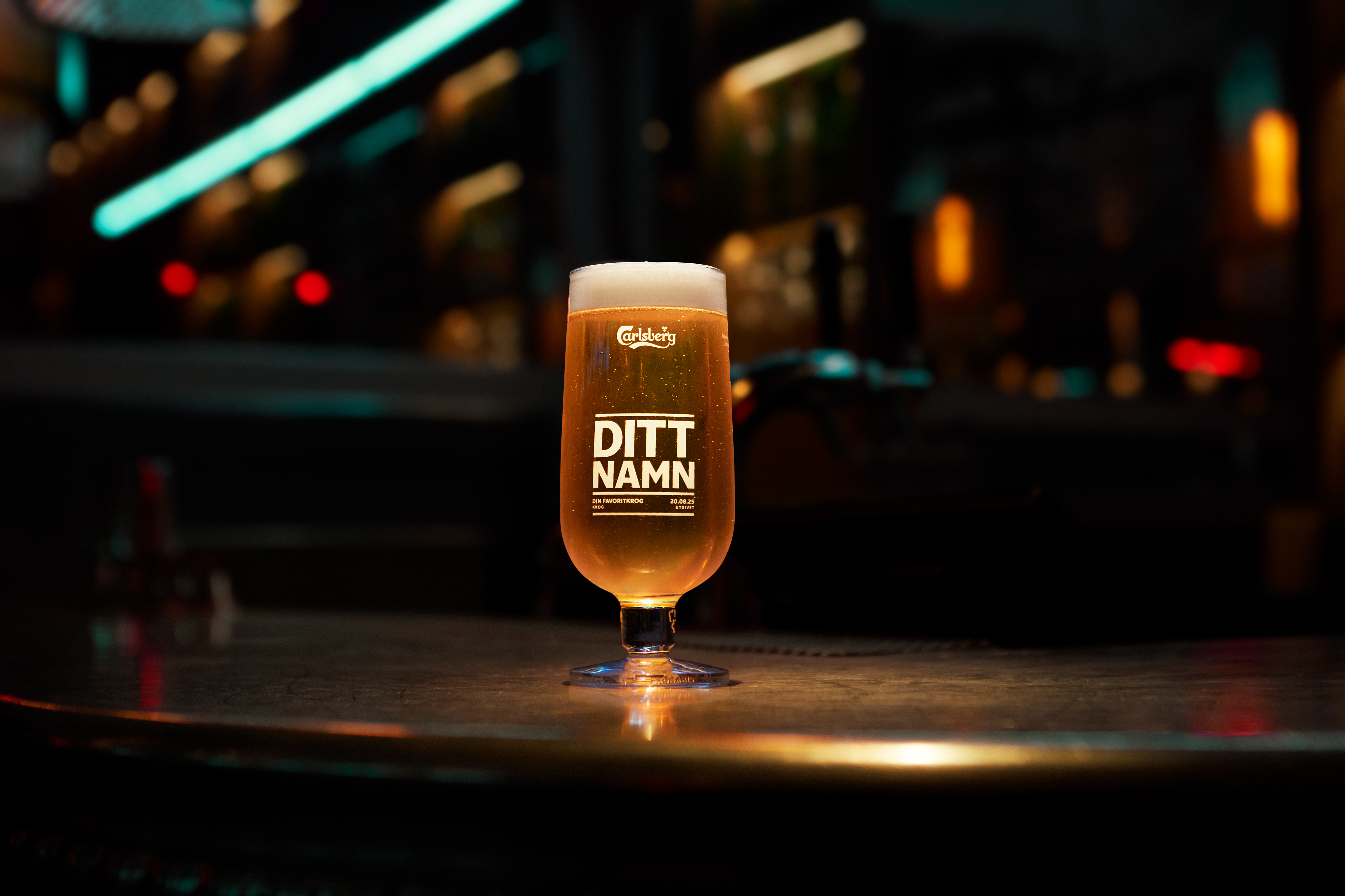 Verre gravé Carlsberg en vitrine