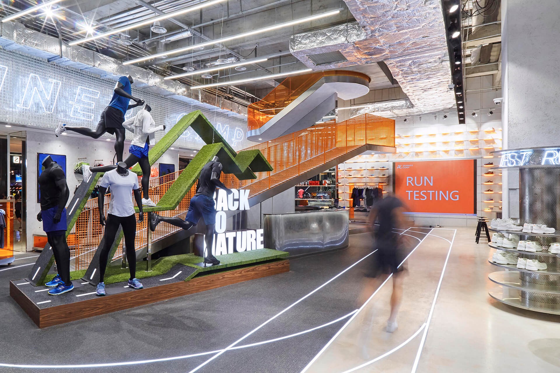 Runner Camp Experience Store - photo by Makoto Adach