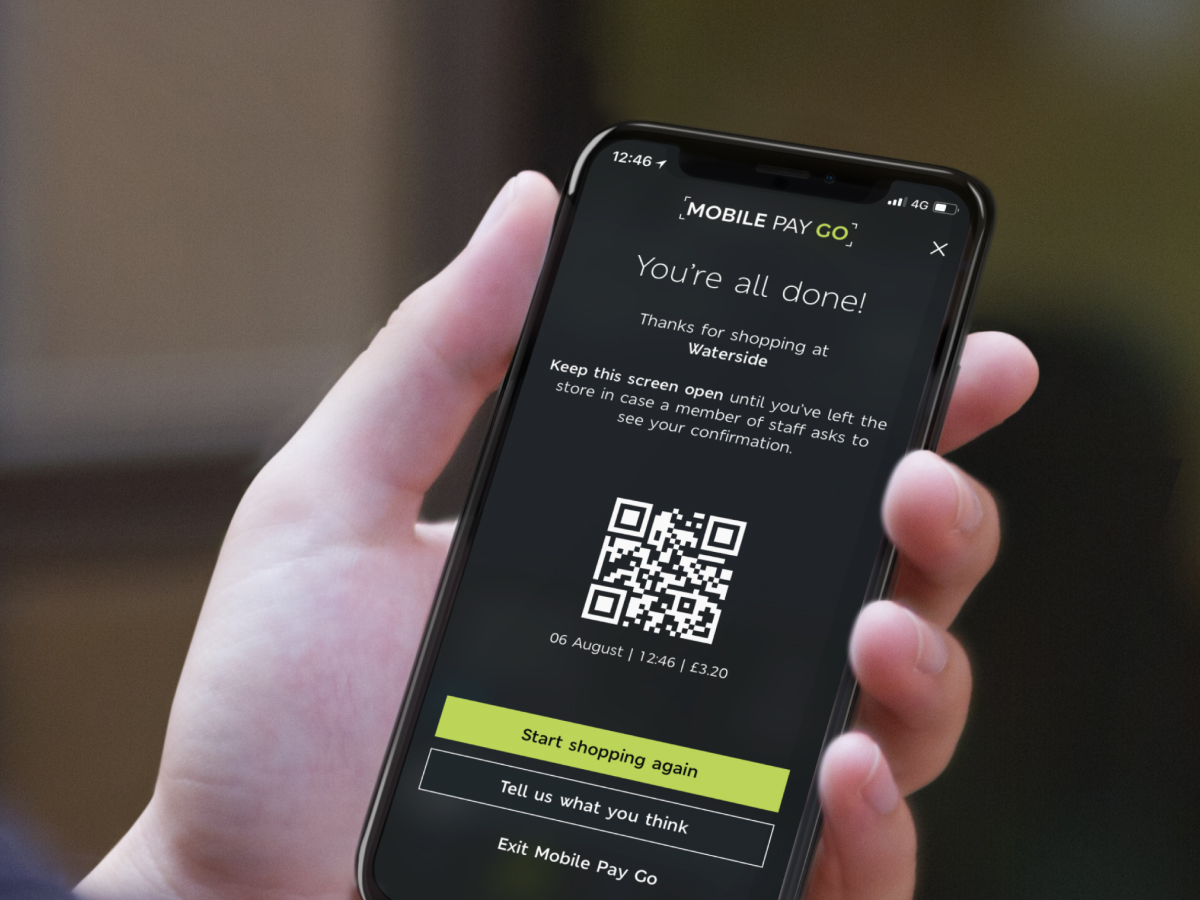  A person is holding a smartphone that displays the final screen of the "Mobile Pay Go" app, confirming that the shopping process is complete. 